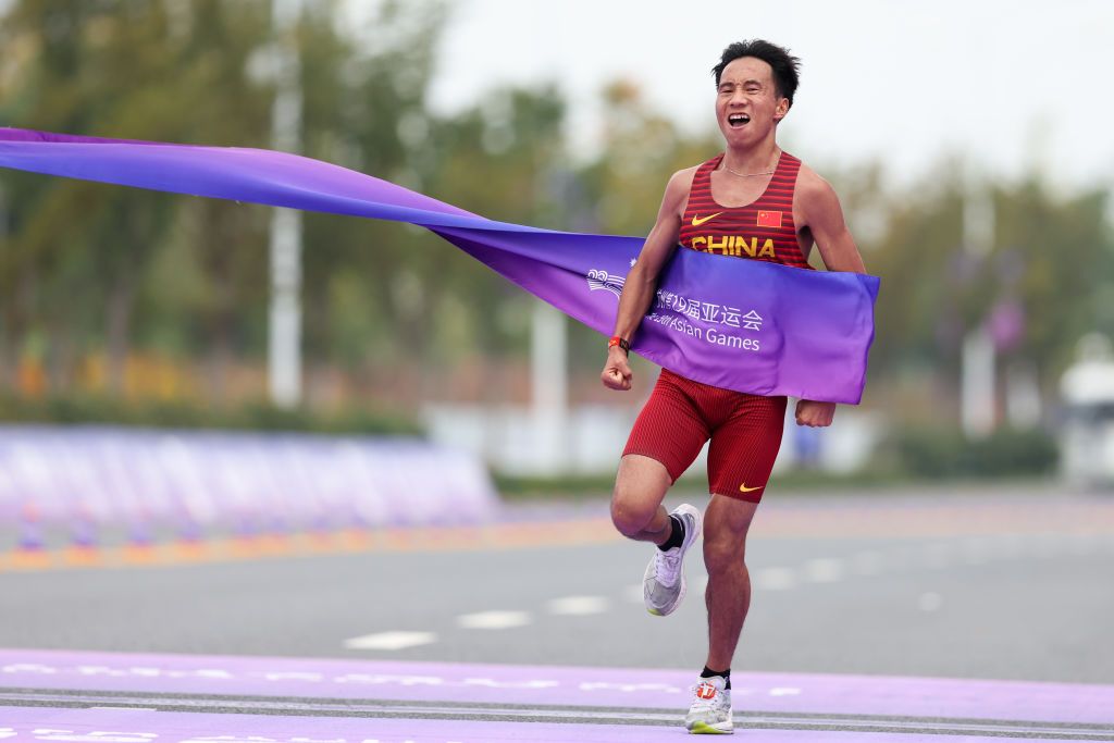 "Blat" la atletism! Trei alergători africani au lăsat un chinez să câștige o cursă de semimaraton_3