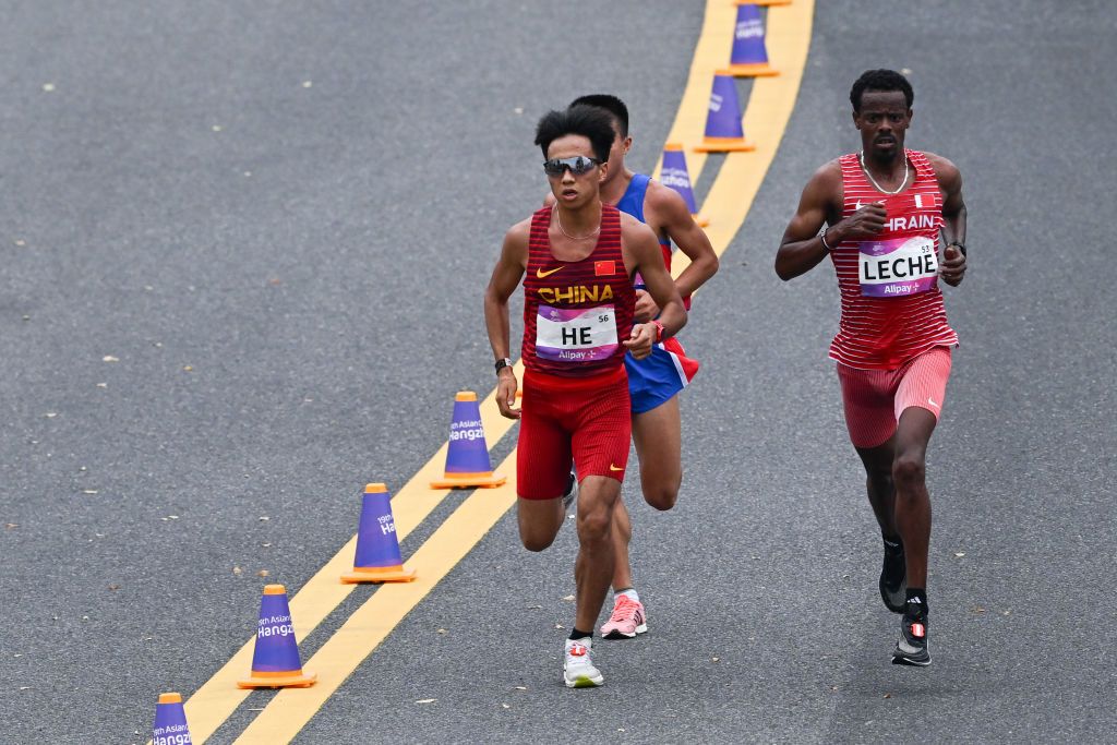 "Blat" la atletism! Trei alergători africani au lăsat un chinez să câștige o cursă de semimaraton_4