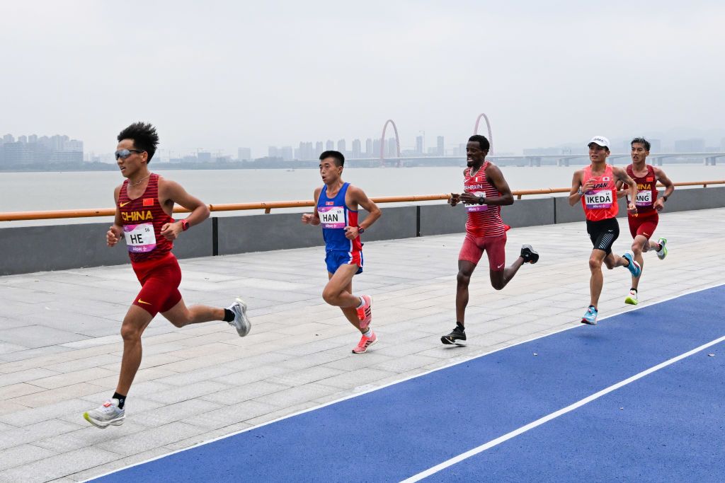 "Blat" la atletism! Trei alergători africani au lăsat un chinez să câștige o cursă de semimaraton_5