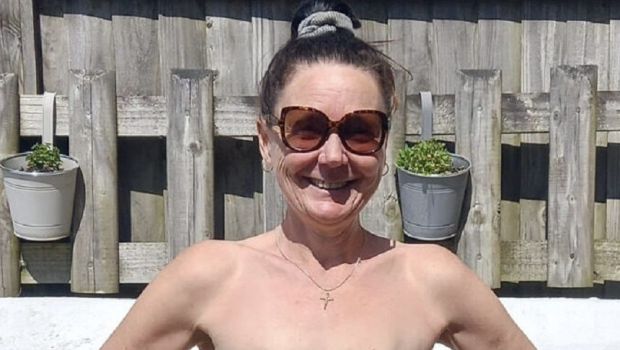 
	Louise Butcher, supravieţuitoare a cancerului la sân, va alerga topless la maratonul de la Londra&nbsp;
