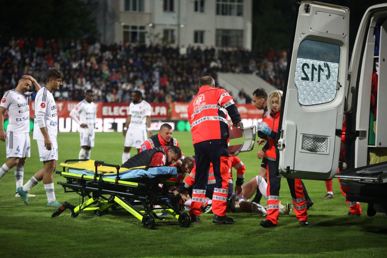 Romario Benzar, accidentare horror la FC Botoșani – Dinamo! Verdictul specialistului: ”L-a lovit cu crampoanele în cap!”_1