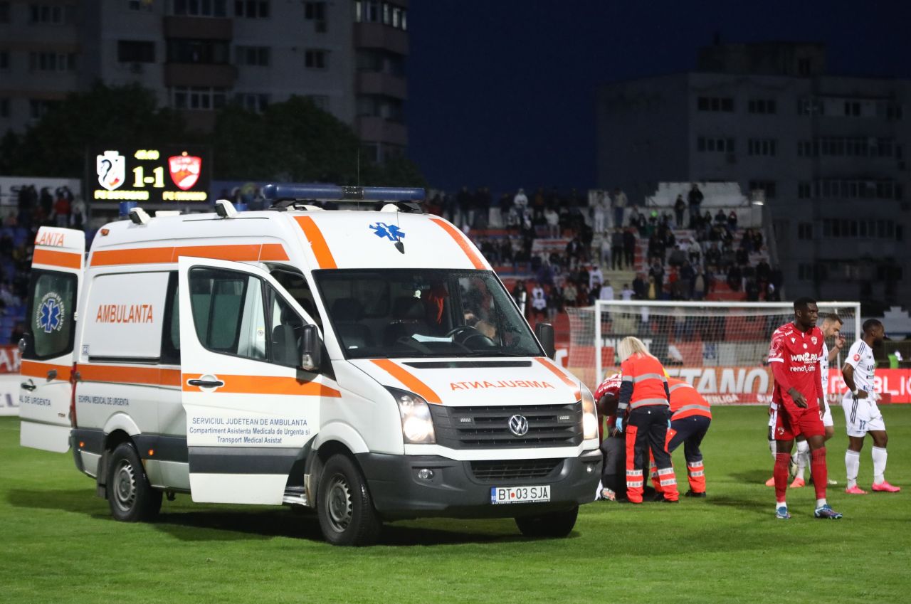 Romario Benzar, accidentare horror la FC Botoșani – Dinamo! Verdictul specialistului: ”L-a lovit cu crampoanele în cap!”_2