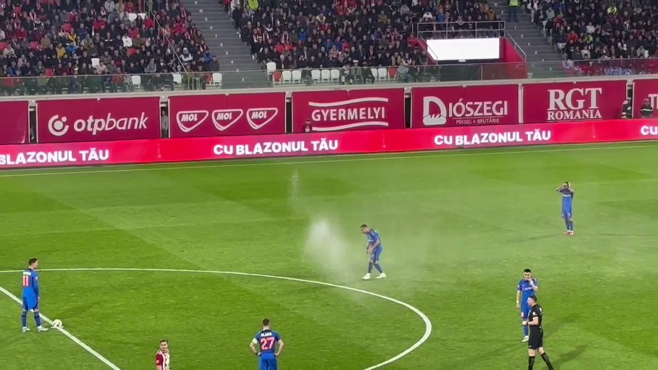 Fără precedent! Au pornit irigațiile pe teren în plin meci la Sepsi - FCSB_15