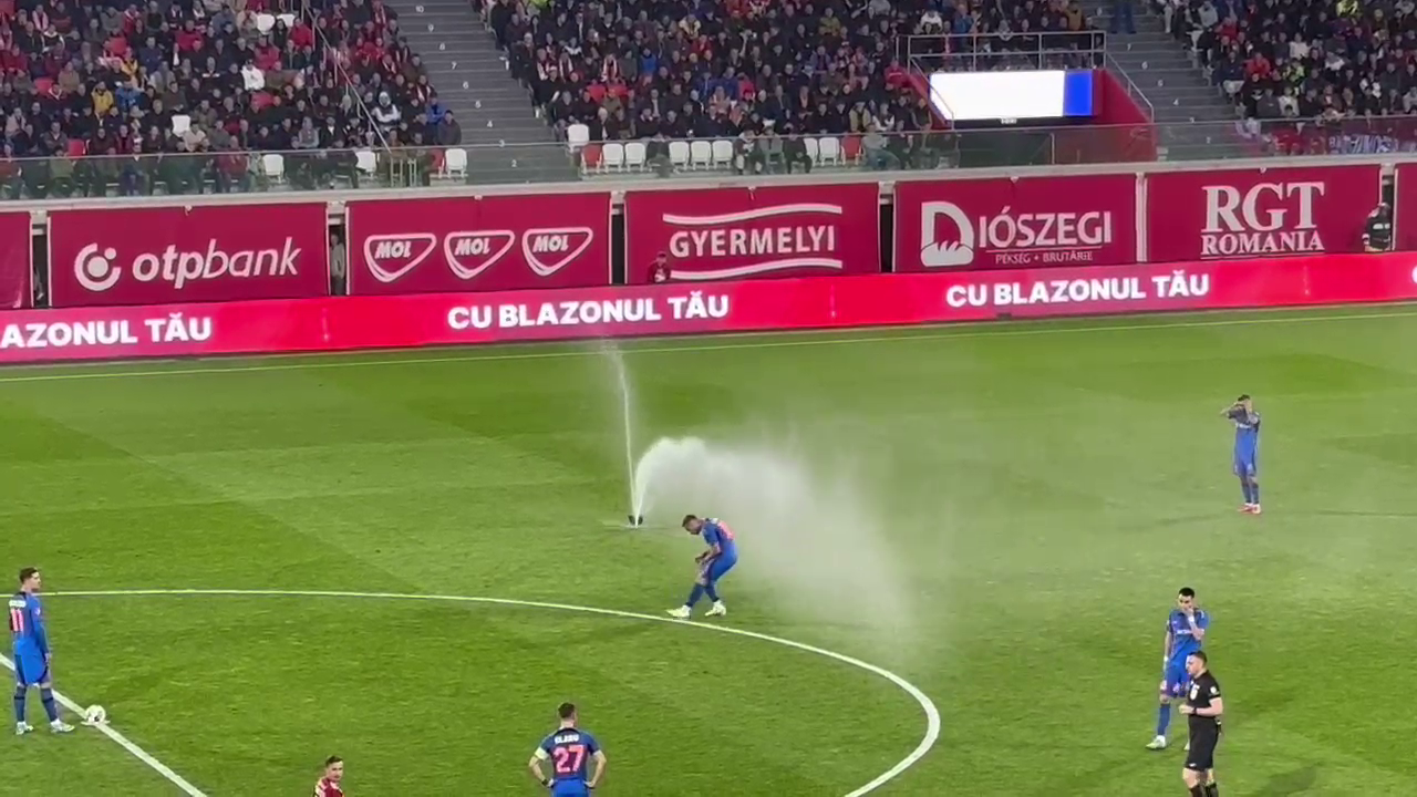 Fără precedent! Au pornit irigațiile pe teren în plin meci la Sepsi - FCSB_17