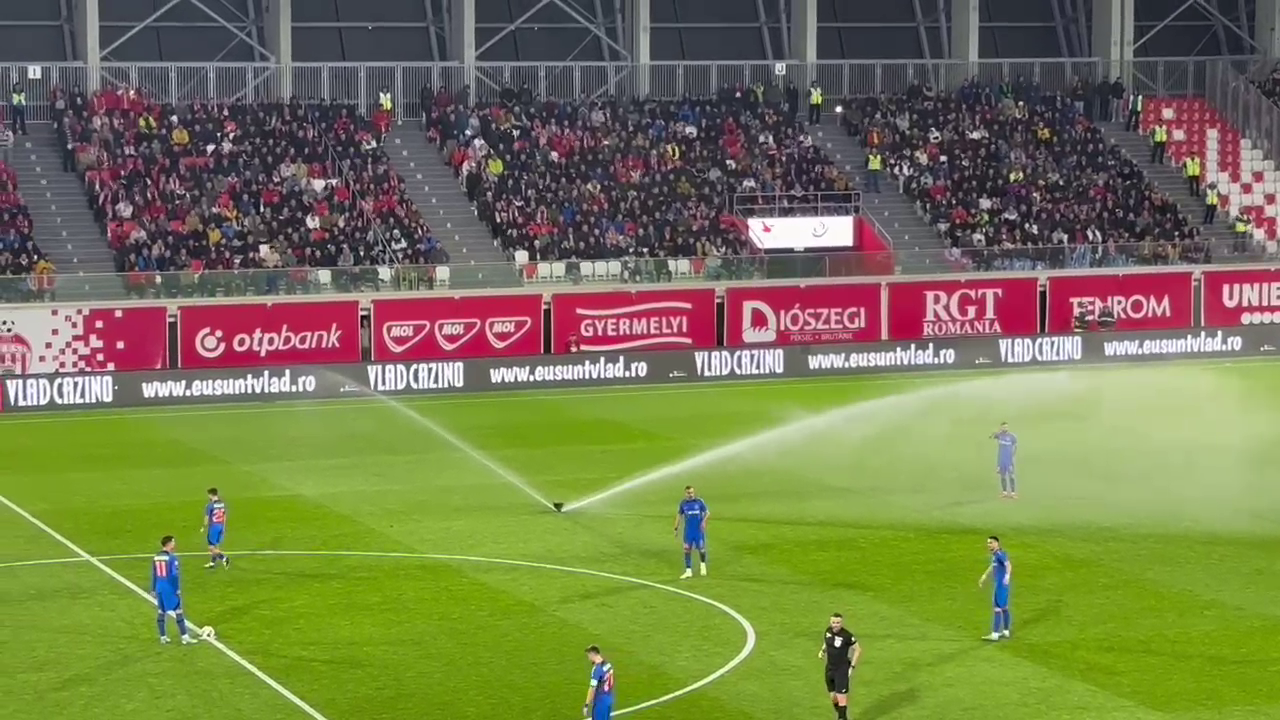 Fără precedent! Au pornit irigațiile pe teren în plin meci la Sepsi - FCSB_10