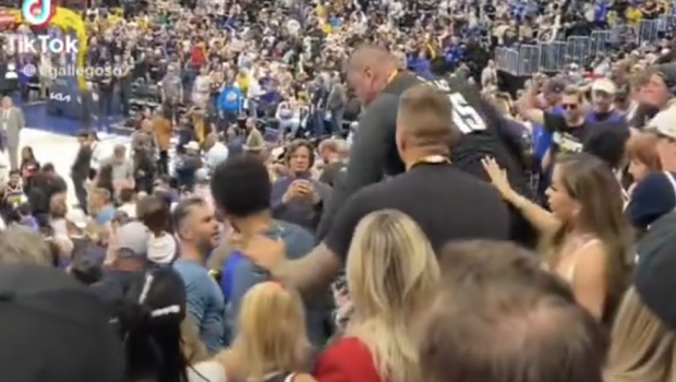 
	Moment șocant în baschet! Fratele lui Nicola Jokic i-a dat un pumn unui fan în timpul meciului cu Lakers
