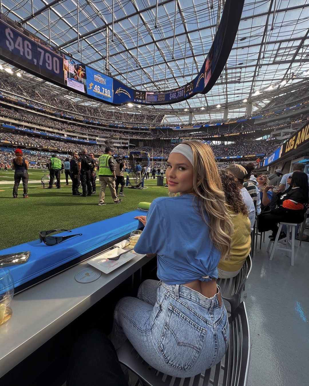 Blonda care a uimit în finala Champions League din 2019 și-a uimit fanii cu noua ocupație: "Poți să mă pui la podea oricând"_143