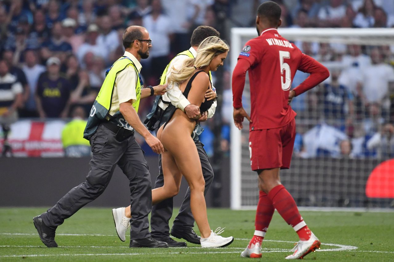 Blonda care a uimit în finala Champions League din 2019 și-a uimit fanii cu noua ocupație: "Poți să mă pui la podea oricând"_172