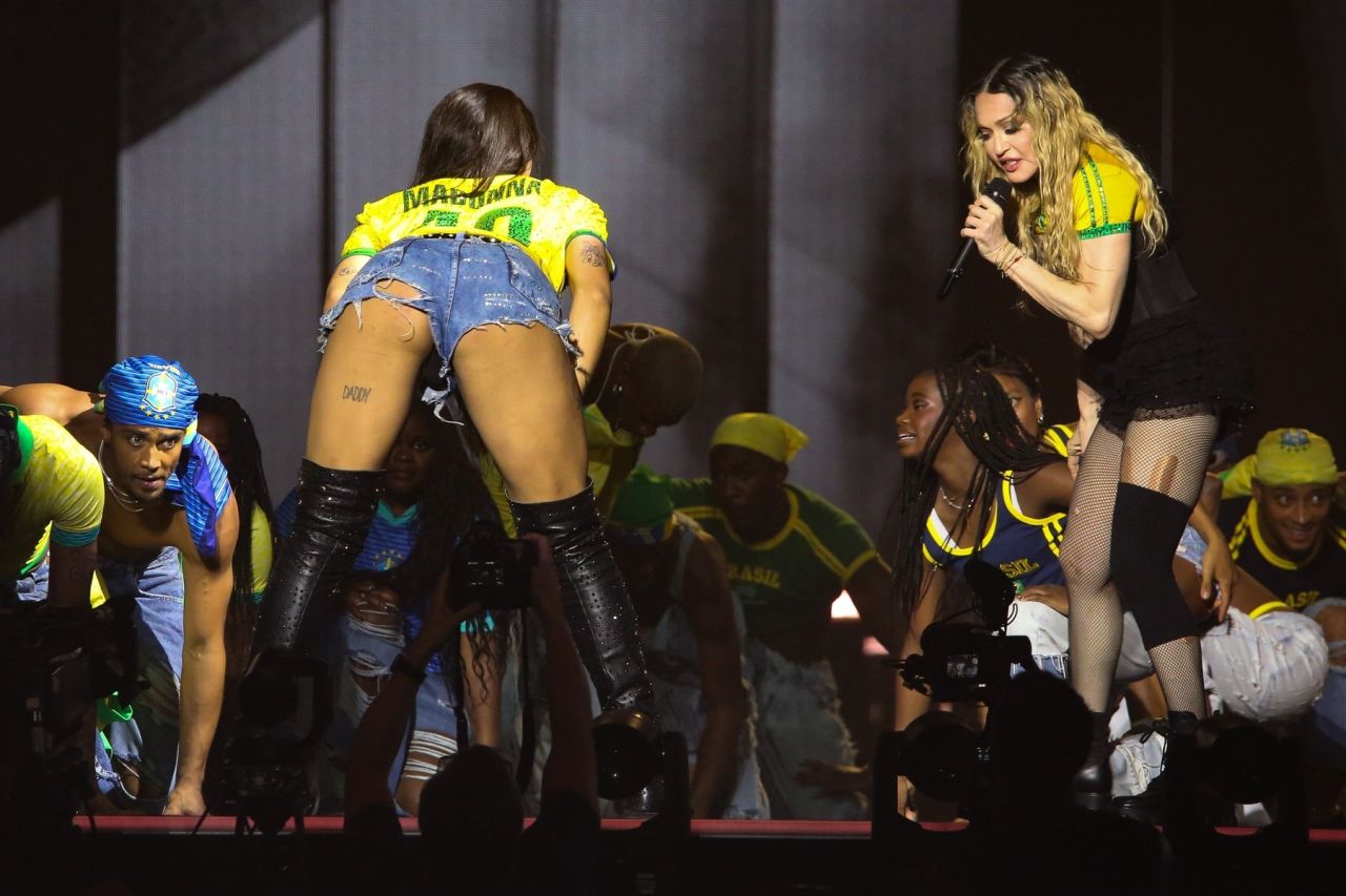 A fost nebunie pe Copacabana! 1,6 milioane de oameni la concertul Madonna interzis minorilor_4