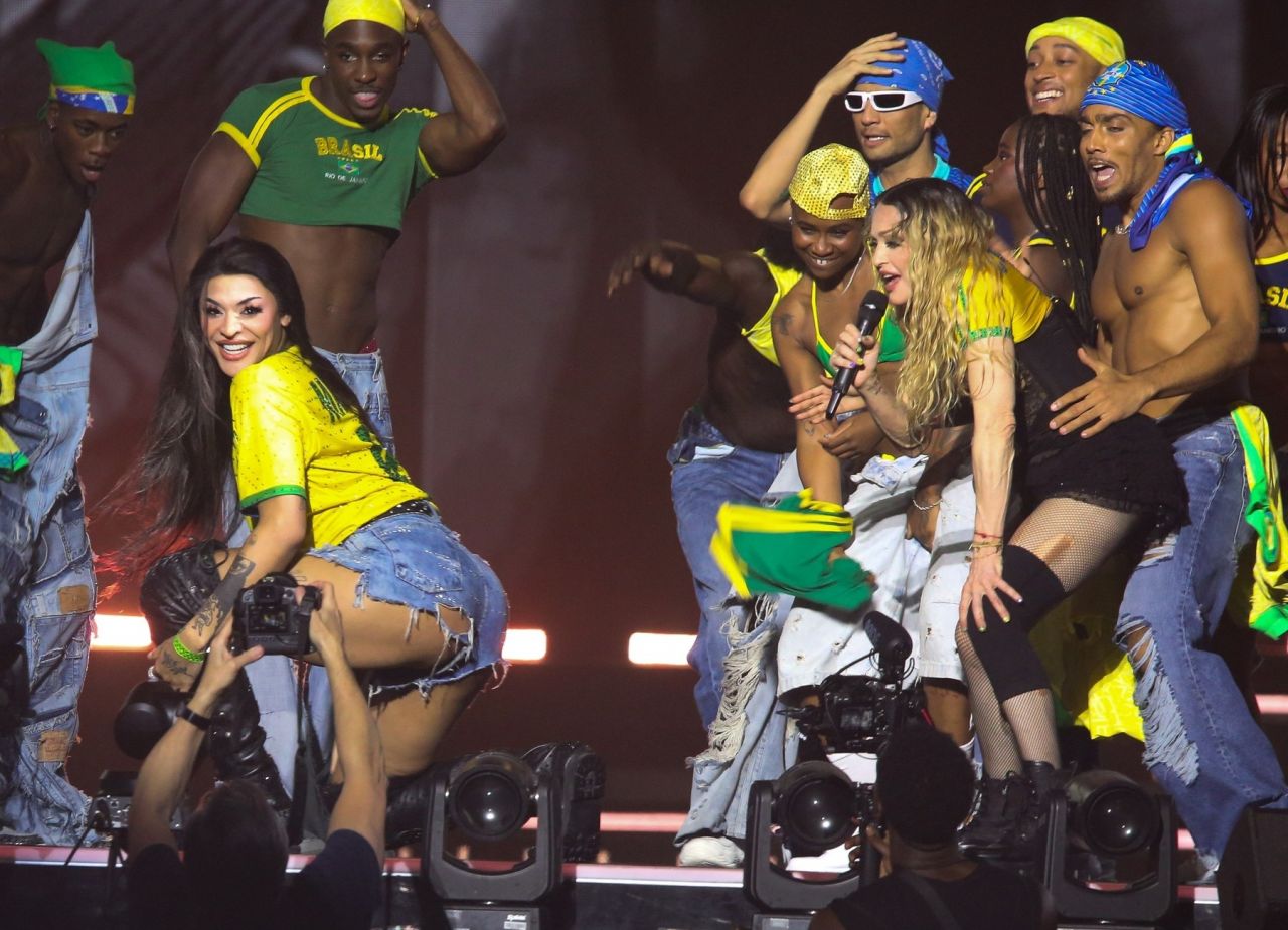 A fost nebunie pe Copacabana! 1,6 milioane de oameni la concertul Madonna interzis minorilor_6