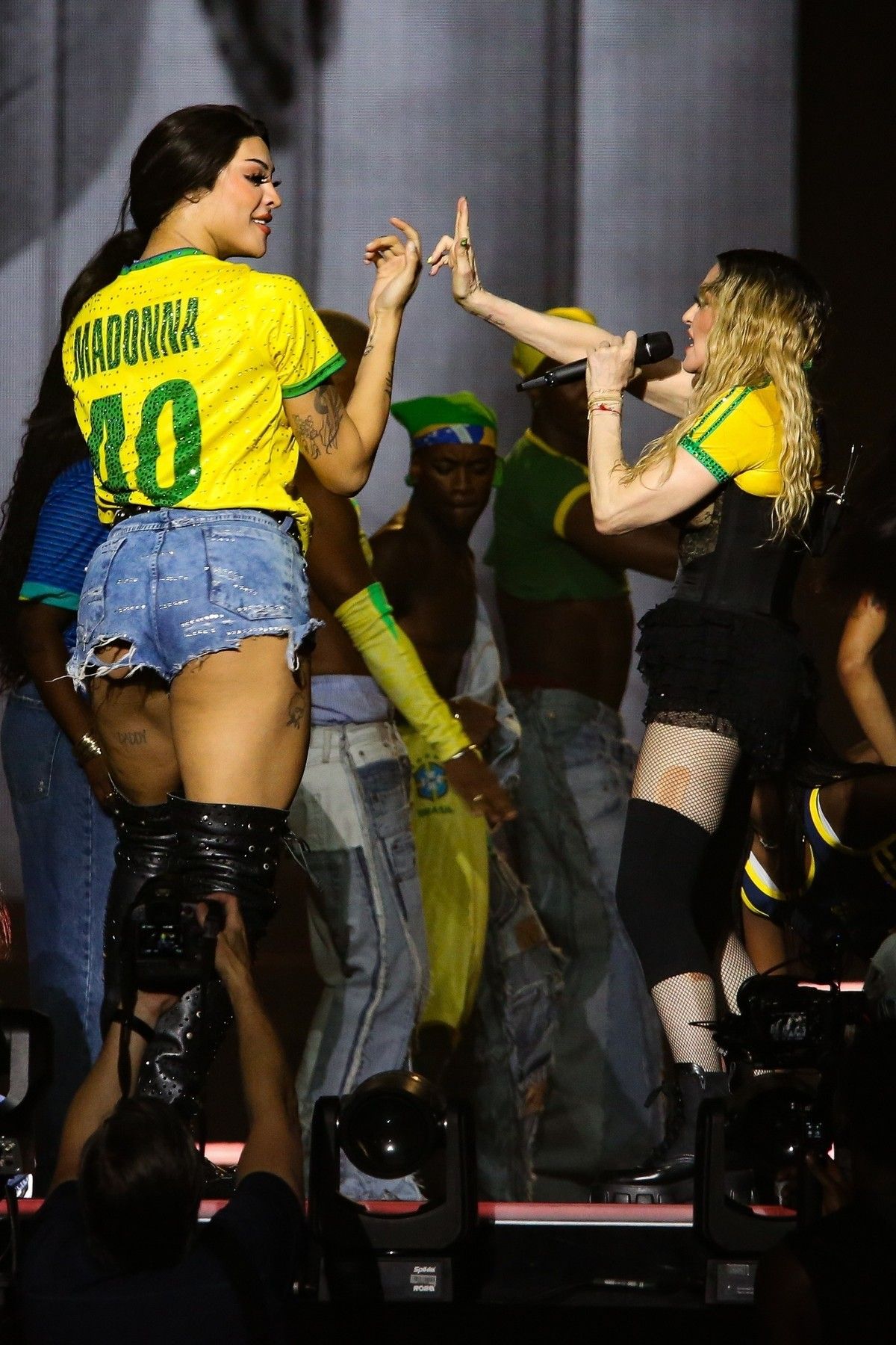 A fost nebunie pe Copacabana! 1,6 milioane de oameni la concertul Madonna interzis minorilor_8