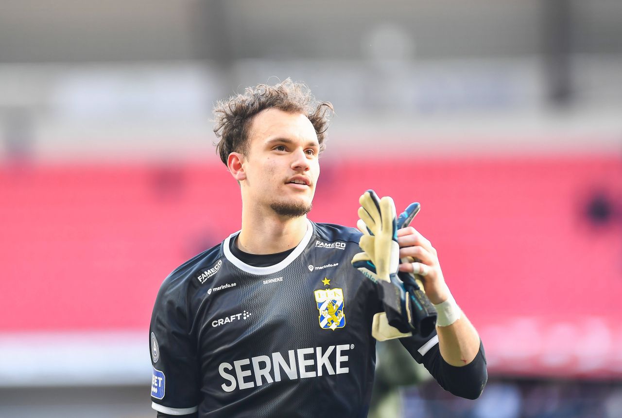 Ștefan, românul de 18 ani neconvocat de FRF și devenit căpitanul naționalei Suediei, este integralist și MVP la IFK Goteborg, singura echipă scandinavă cu trofeu european!_23