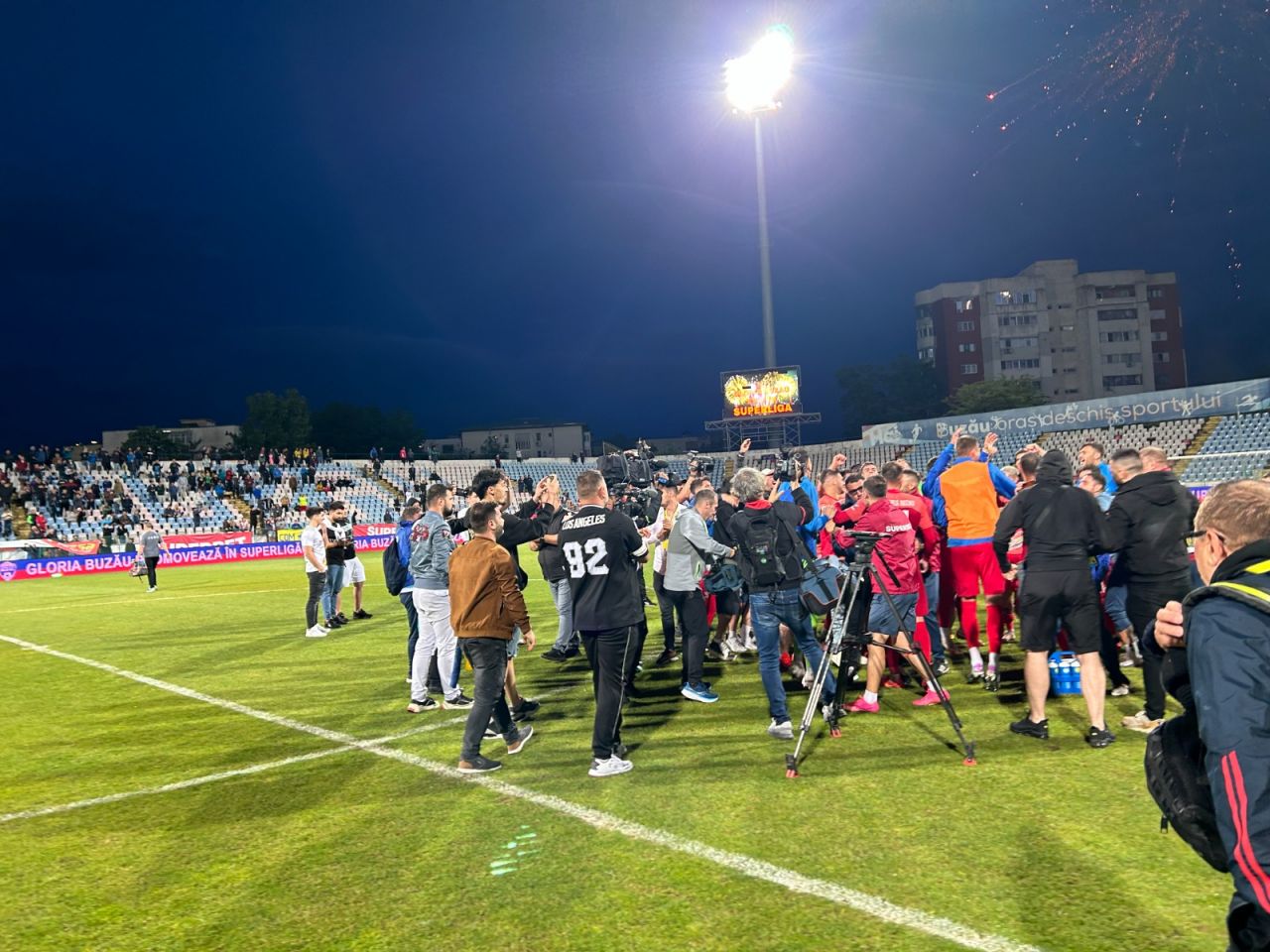 Sărbătoare la Buzău! Fotbaliștii s-au bucurat alături de fani în urma promovării istorice. Vali Dumitrache: ”Am muncit un an pentru asta”_1