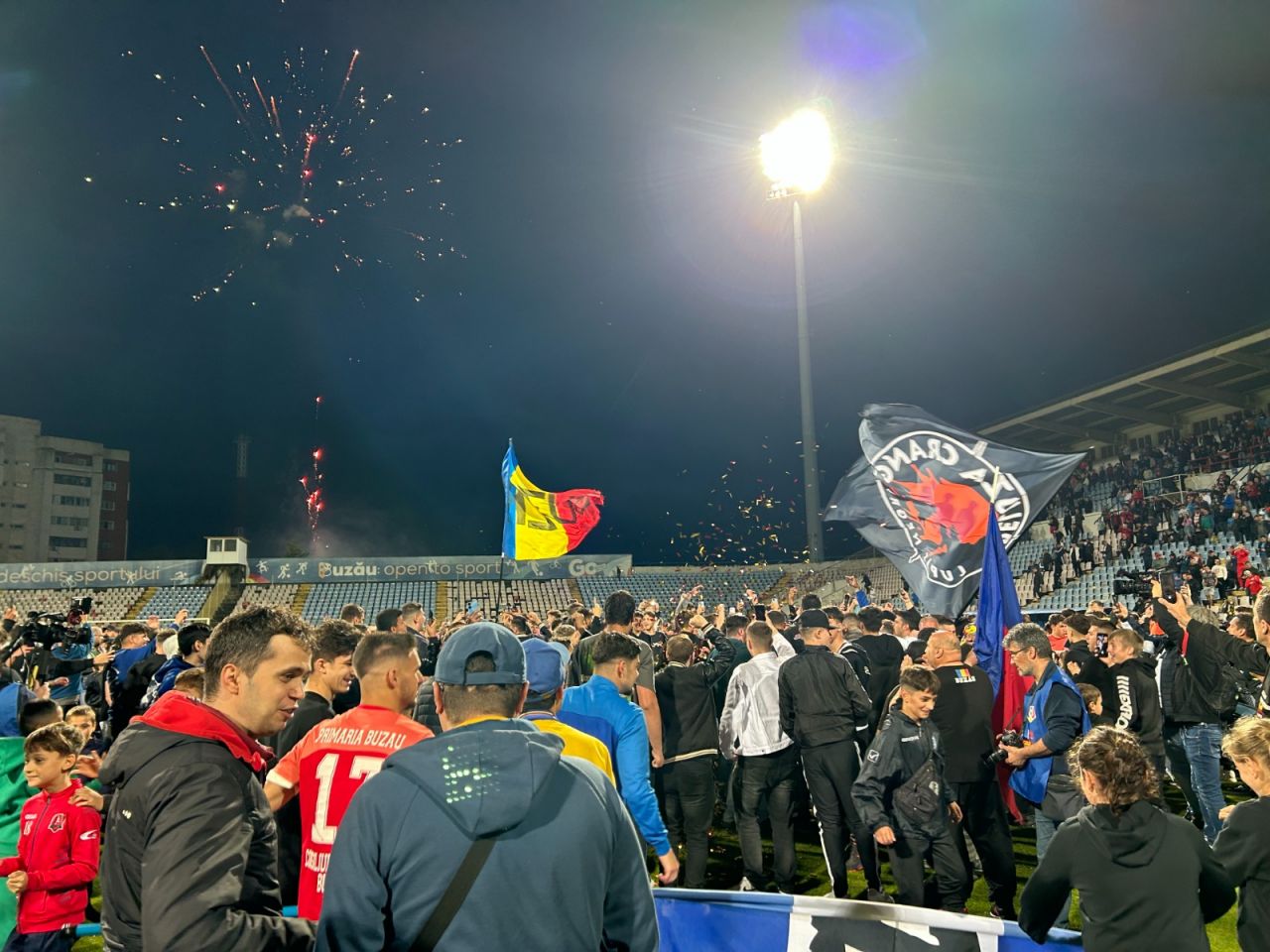 Sărbătoare la Buzău! Fotbaliștii s-au bucurat alături de fani în urma promovării istorice. Vali Dumitrache: ”Am muncit un an pentru asta”_13