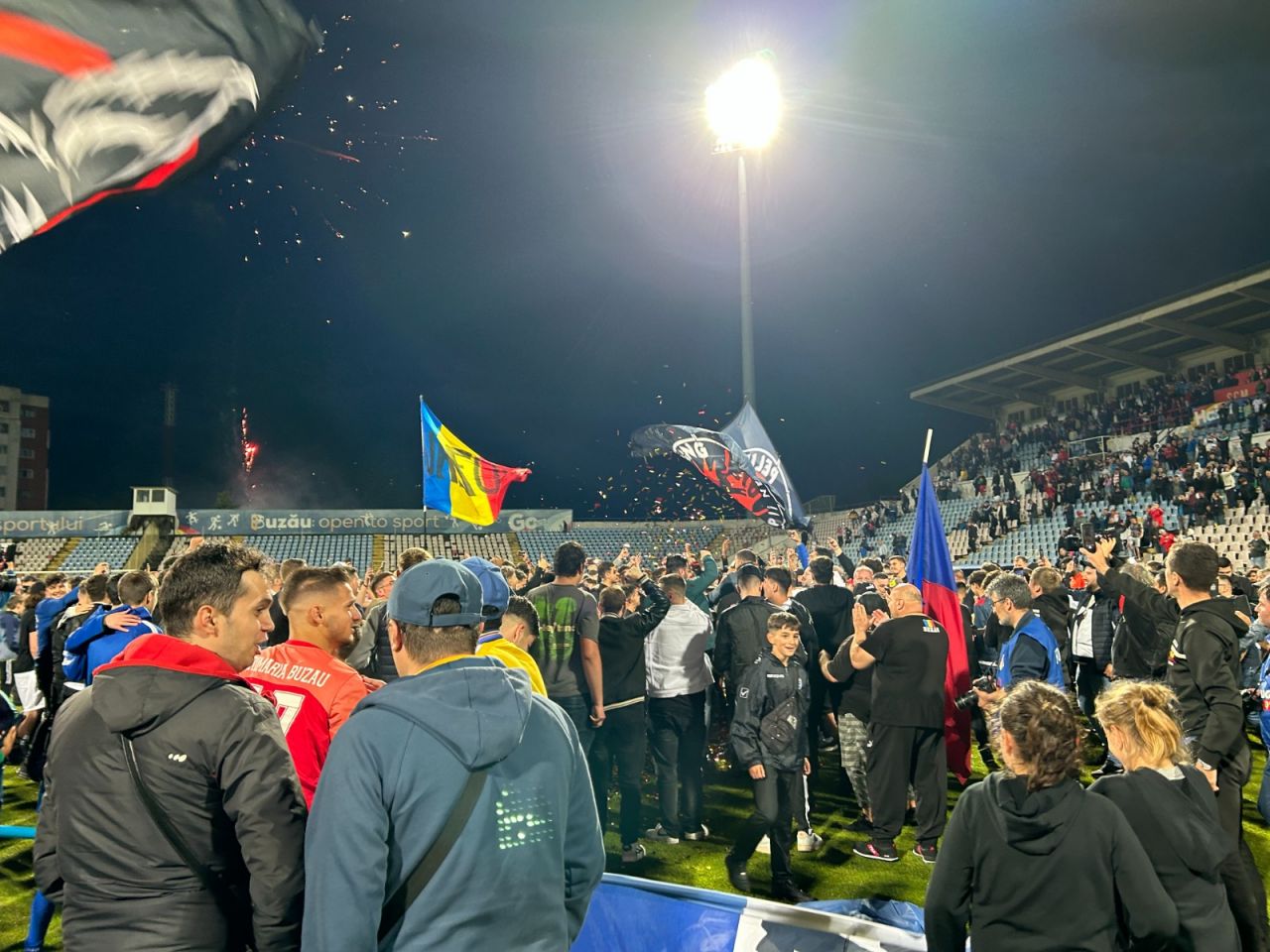 Sărbătoare la Buzău! Fotbaliștii s-au bucurat alături de fani în urma promovării istorice. Vali Dumitrache: ”Am muncit un an pentru asta”_14