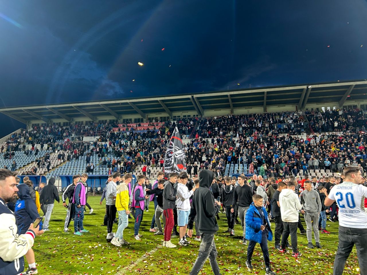 Sărbătoare la Buzău! Fotbaliștii s-au bucurat alături de fani în urma promovării istorice. Vali Dumitrache: ”Am muncit un an pentru asta”_15