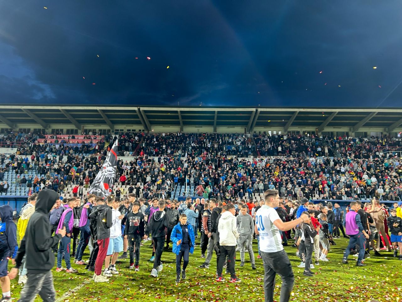 Sărbătoare la Buzău! Fotbaliștii s-au bucurat alături de fani în urma promovării istorice. Vali Dumitrache: ”Am muncit un an pentru asta”_16