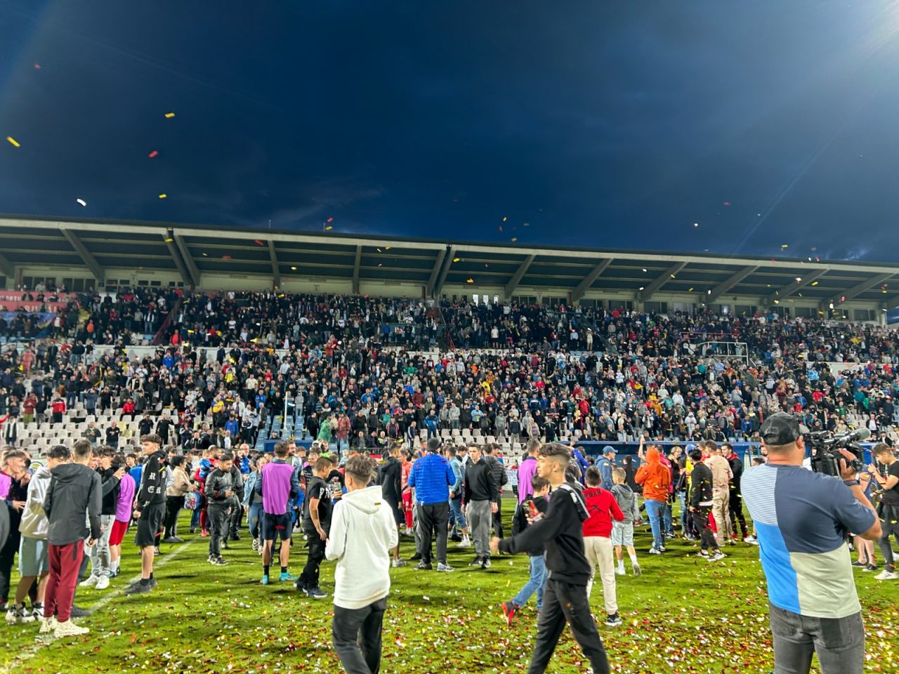 Sărbătoare la Buzău! Fotbaliștii s-au bucurat alături de fani în urma promovării istorice. Vali Dumitrache: ”Am muncit un an pentru asta”_18