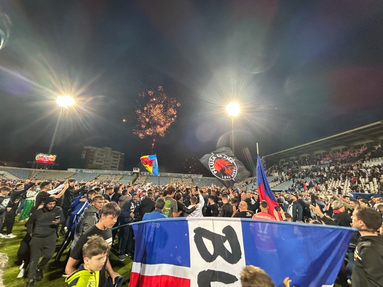 Sărbătoare la Buzău! Fotbaliștii s-au bucurat alături de fani în urma promovării istorice. Vali Dumitrache: ”Am muncit un an pentru asta”_3