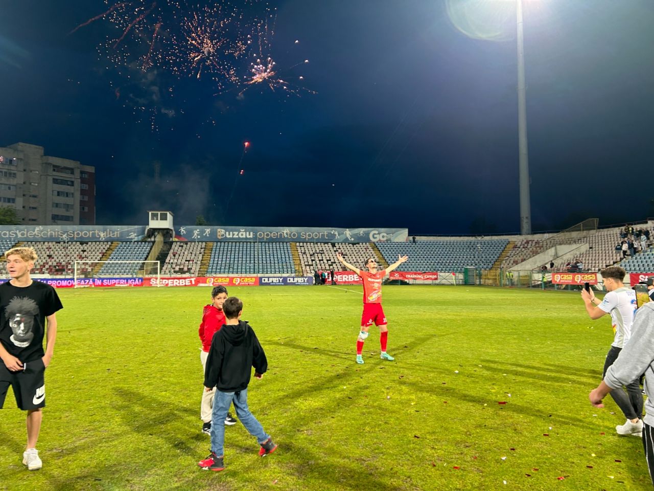 Sărbătoare la Buzău! Fotbaliștii s-au bucurat alături de fani în urma promovării istorice. Vali Dumitrache: ”Am muncit un an pentru asta”_23