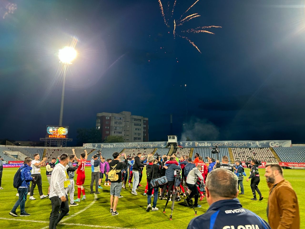 Sărbătoare la Buzău! Fotbaliștii s-au bucurat alături de fani în urma promovării istorice. Vali Dumitrache: ”Am muncit un an pentru asta”_32