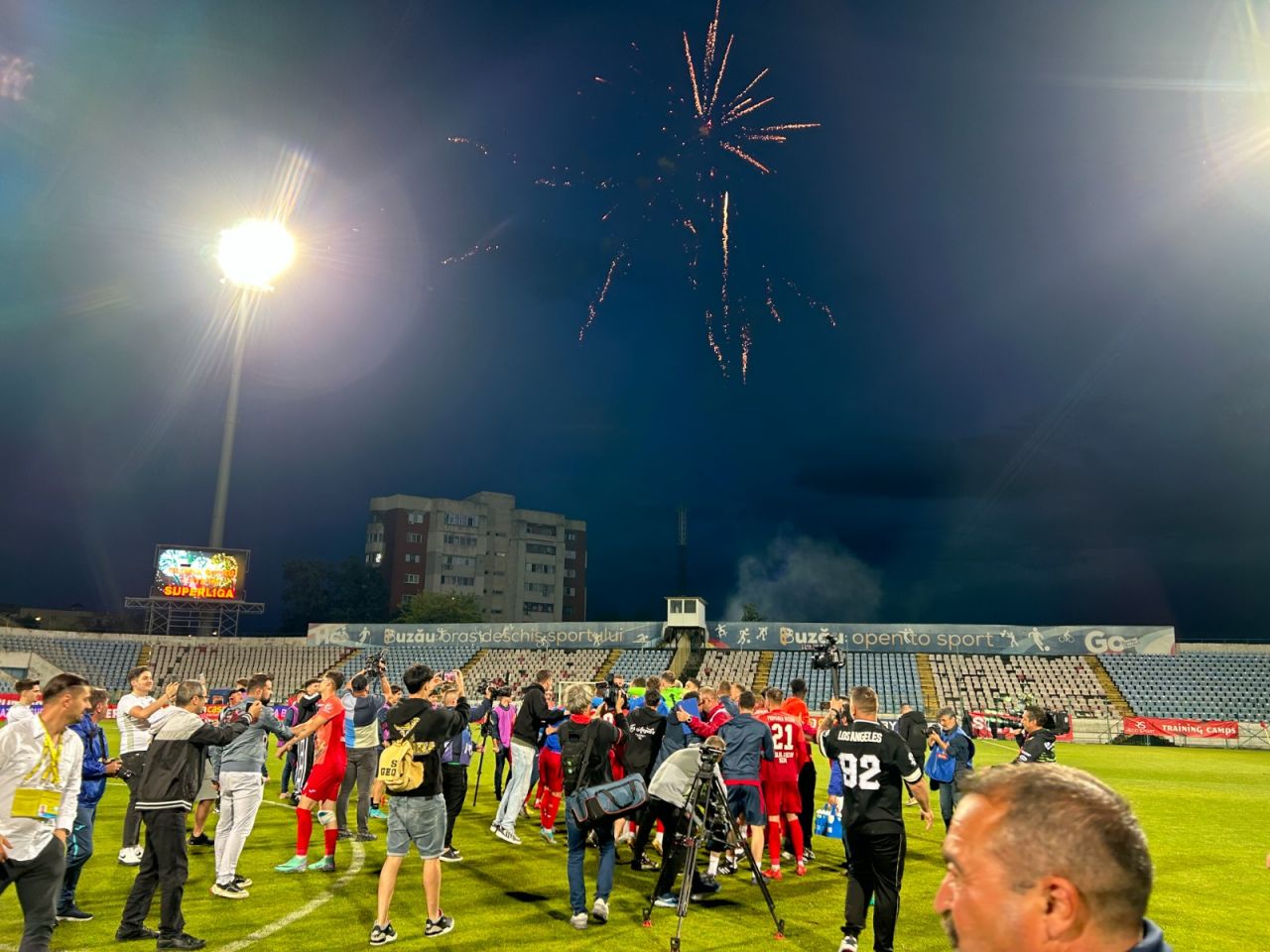 Sărbătoare la Buzău! Fotbaliștii s-au bucurat alături de fani în urma promovării istorice. Vali Dumitrache: ”Am muncit un an pentru asta”_33