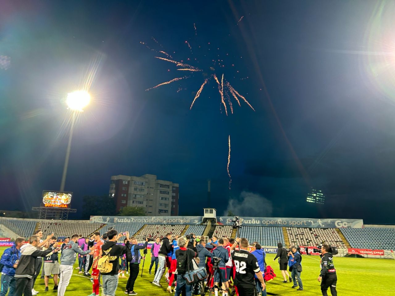 Sărbătoare la Buzău! Fotbaliștii s-au bucurat alături de fani în urma promovării istorice. Vali Dumitrache: ”Am muncit un an pentru asta”_34
