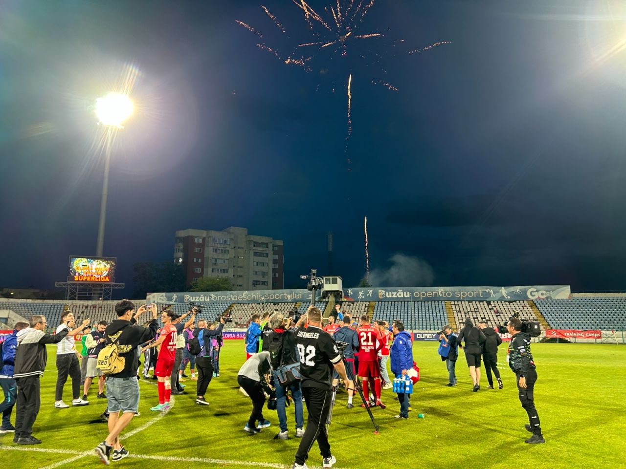 Sărbătoare la Buzău! Fotbaliștii s-au bucurat alături de fani în urma promovării istorice. Vali Dumitrache: ”Am muncit un an pentru asta”_35
