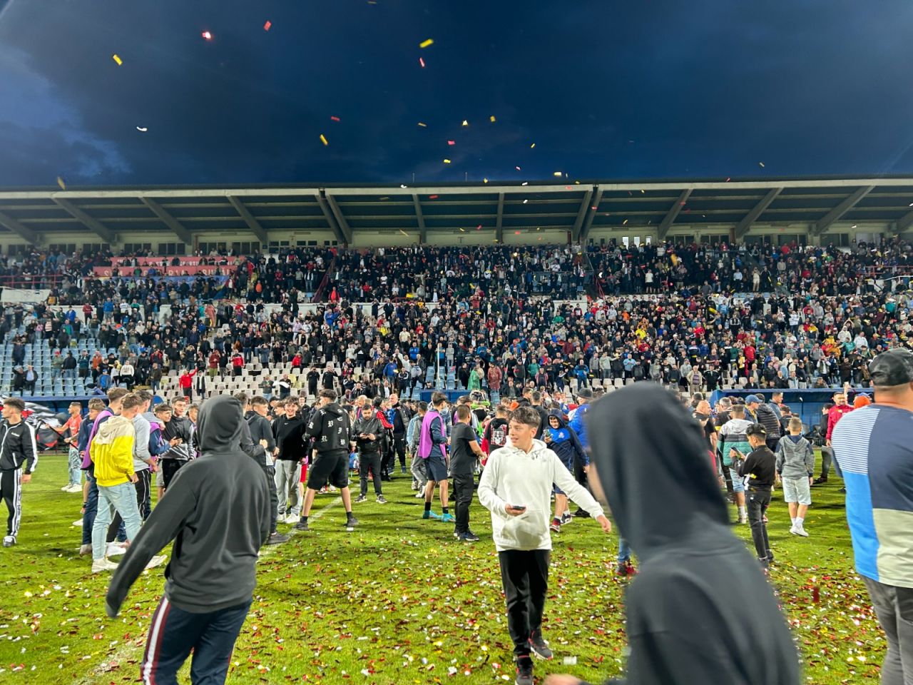 Sărbătoare la Buzău! Fotbaliștii s-au bucurat alături de fani în urma promovării istorice. Vali Dumitrache: ”Am muncit un an pentru asta”_36