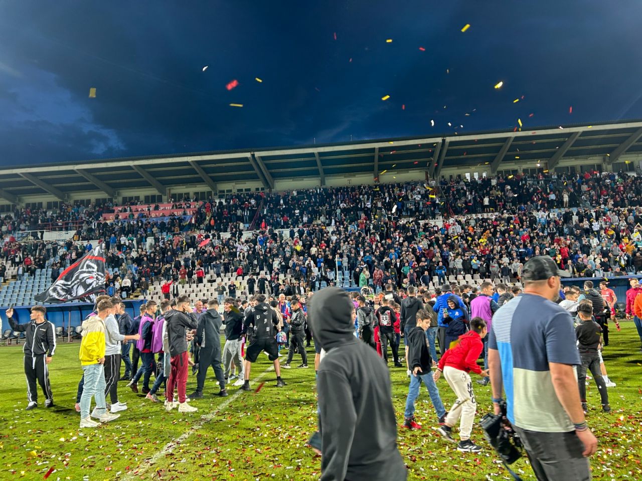 Sărbătoare la Buzău! Fotbaliștii s-au bucurat alături de fani în urma promovării istorice. Vali Dumitrache: ”Am muncit un an pentru asta”_37