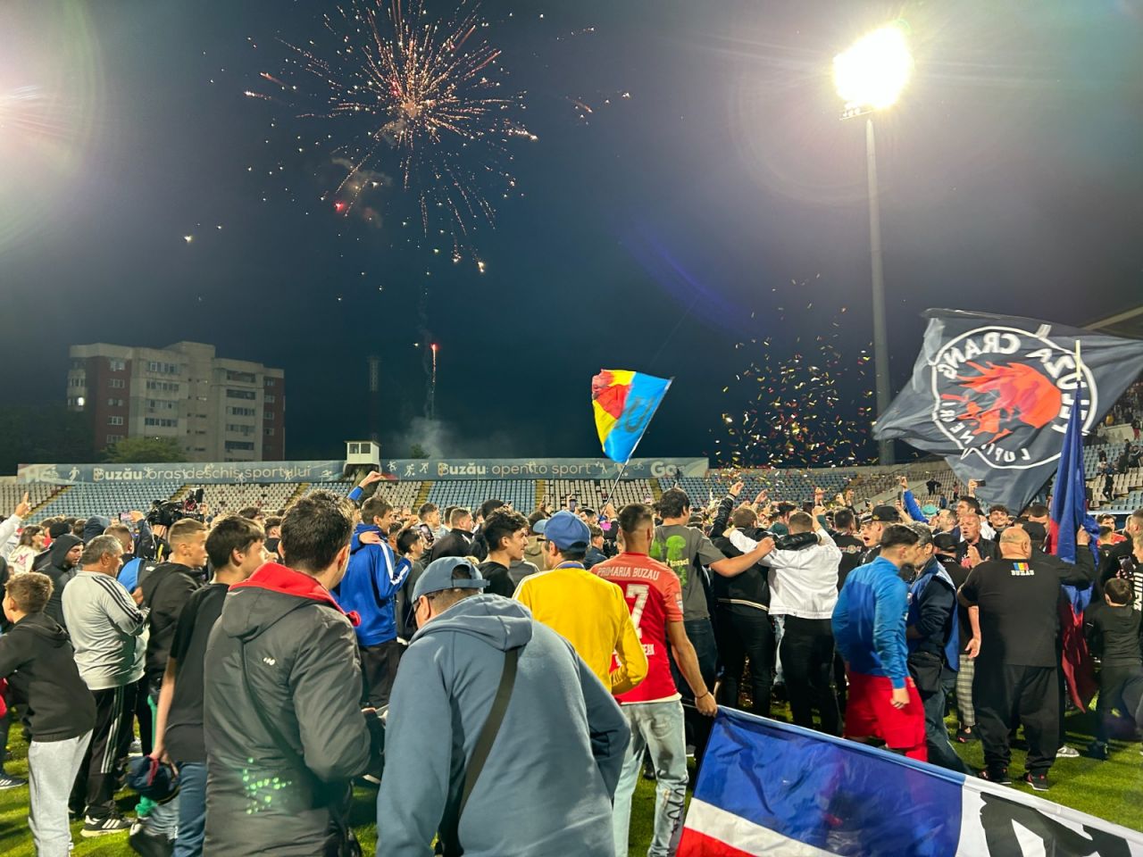 Sărbătoare la Buzău! Fotbaliștii s-au bucurat alături de fani în urma promovării istorice. Vali Dumitrache: ”Am muncit un an pentru asta”_5