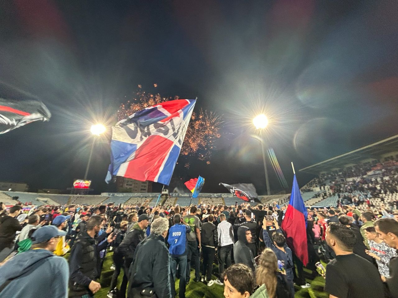 Sărbătoare la Buzău! Fotbaliștii s-au bucurat alături de fani în urma promovării istorice. Vali Dumitrache: ”Am muncit un an pentru asta”_9