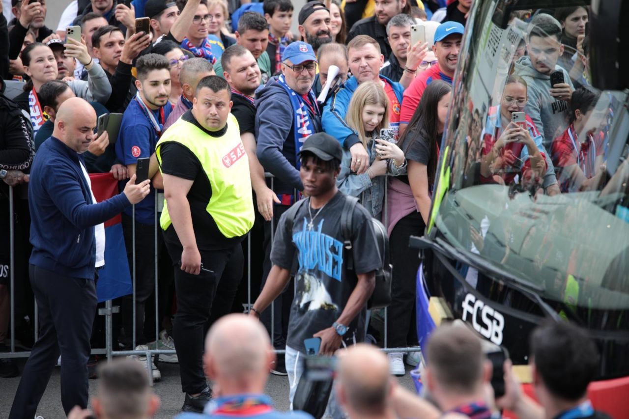 Parada modei la Arena Națională: cum au apărut jucătorii lui FCSB, mesajul lui Mihai Stoica + ce au scandat fanii când l-au văzut pe Dan Petrescu_3