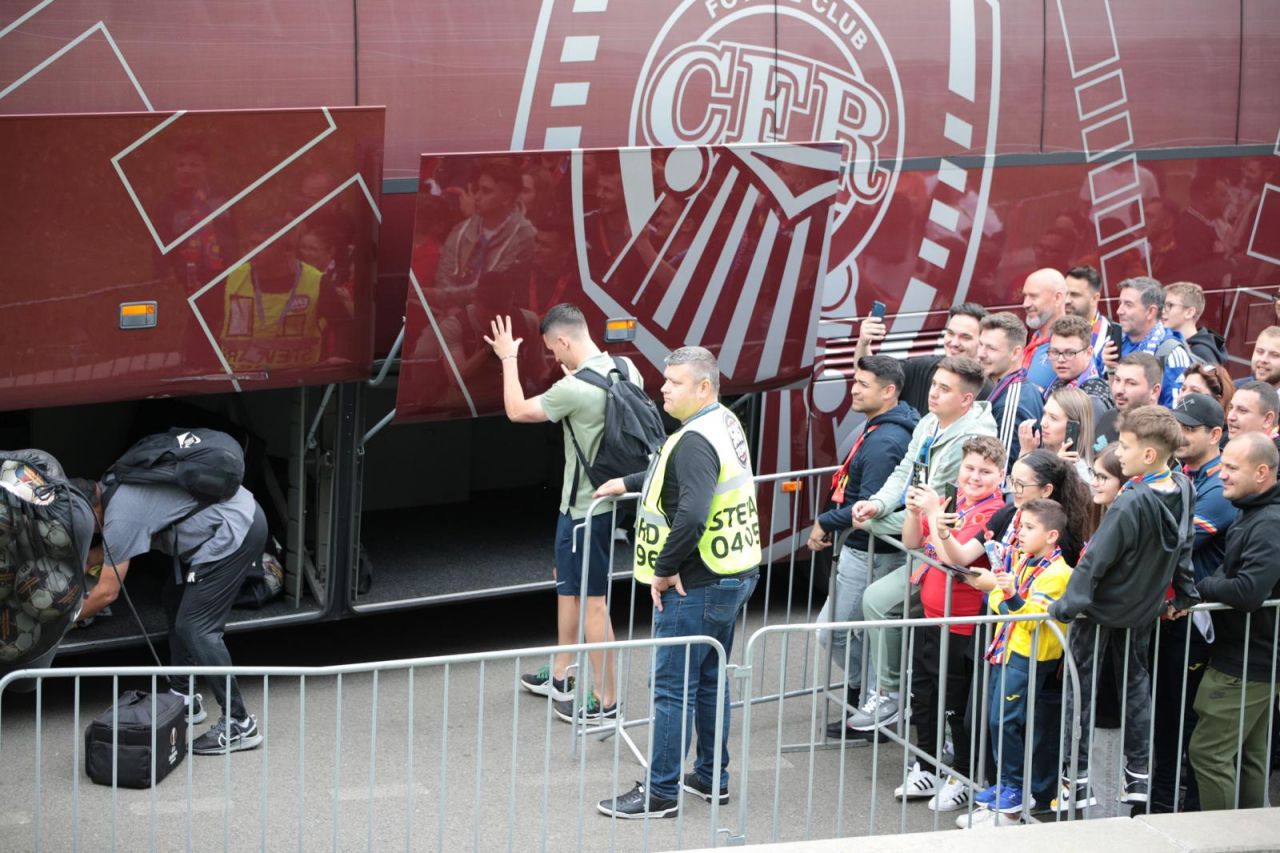 Parada modei la Arena Națională: cum au apărut jucătorii lui FCSB, mesajul lui Mihai Stoica + ce au scandat fanii când l-au văzut pe Dan Petrescu_23