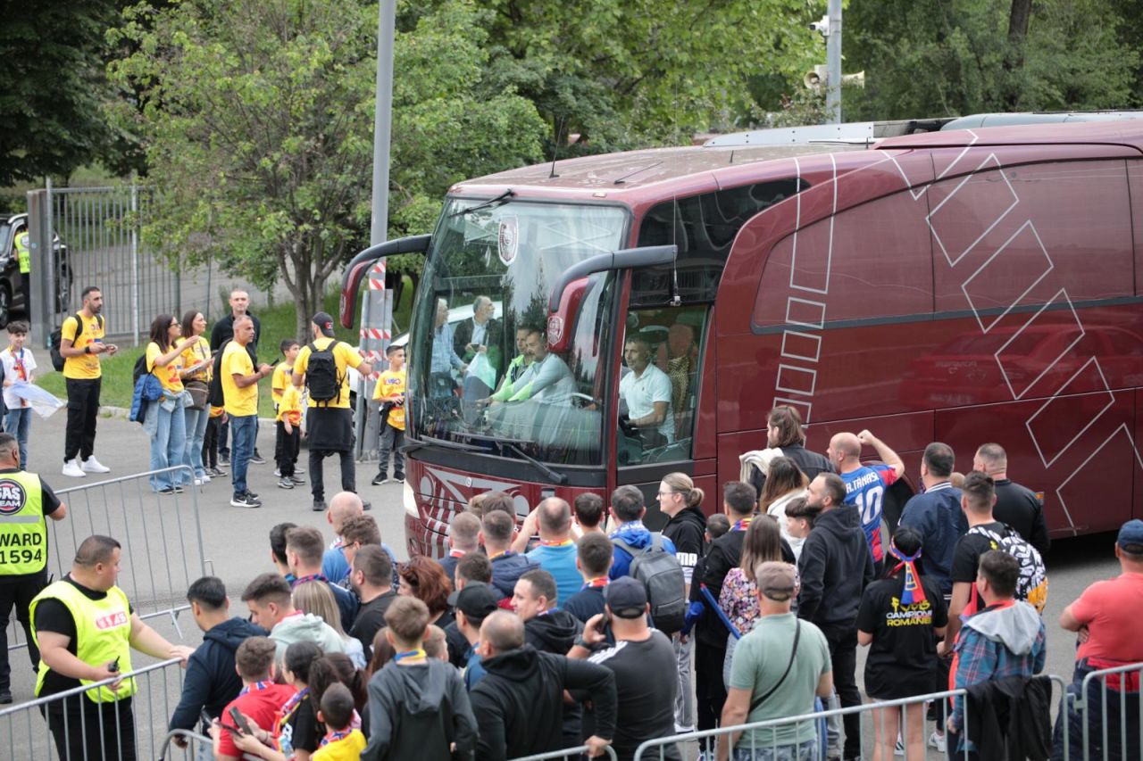 Parada modei la Arena Națională: cum au apărut jucătorii lui FCSB, mesajul lui Mihai Stoica + ce au scandat fanii când l-au văzut pe Dan Petrescu_26