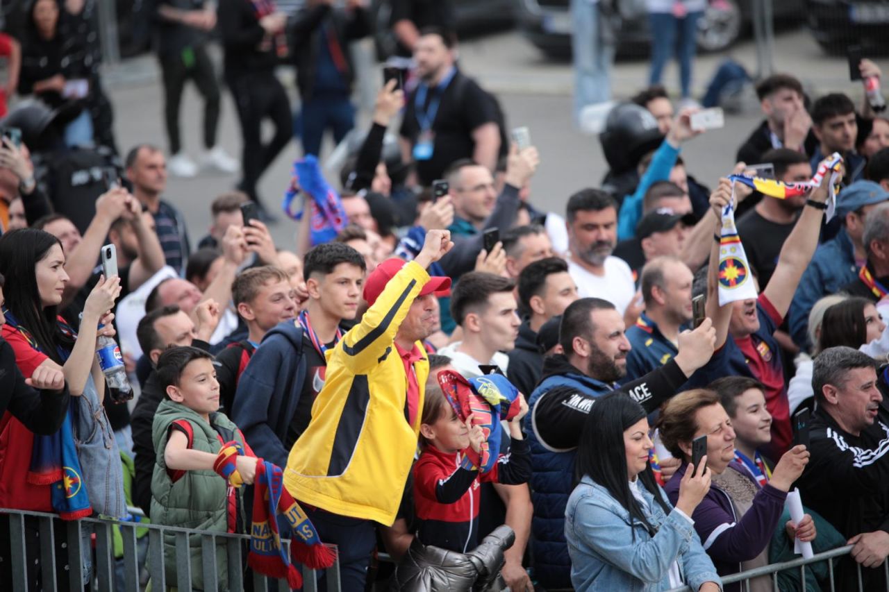 Parada modei la Arena Națională: cum au apărut jucătorii lui FCSB, mesajul lui Mihai Stoica + ce au scandat fanii când l-au văzut pe Dan Petrescu_29