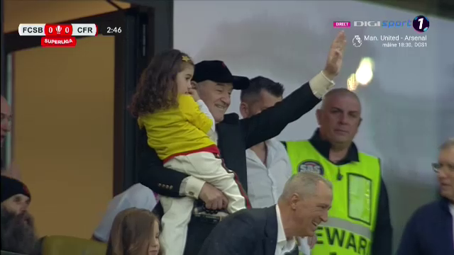 Gigi Becali și-a luat nepoata în brațe și a urmărit FCSB - CFR Cluj din loja VIP_12