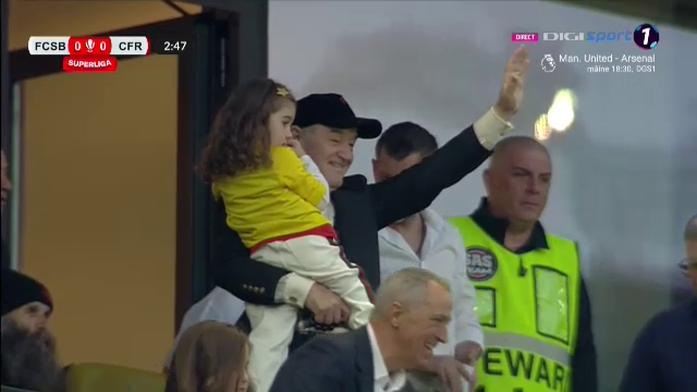 Gigi Becali și-a luat nepoata în brațe și a urmărit FCSB - CFR Cluj din loja VIP_13