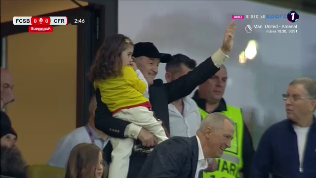 Gigi Becali și-a luat nepoata în brațe și a urmărit FCSB - CFR Cluj din loja VIP_11