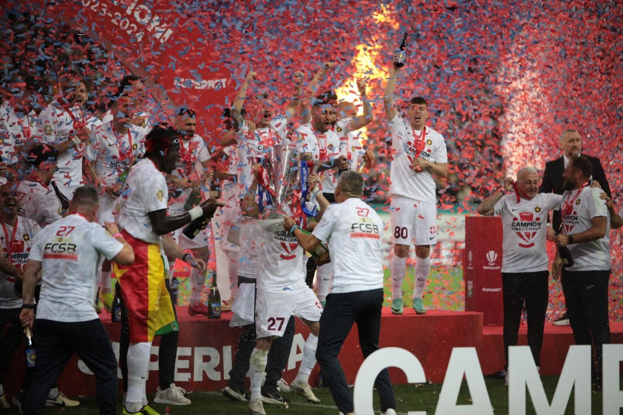 Cele mai tari imagini de la festivitatea de premiere a FCSB-ului! Fotbaliștii au ridicat, pe rând, trofeul Superligii deasupra capului_17