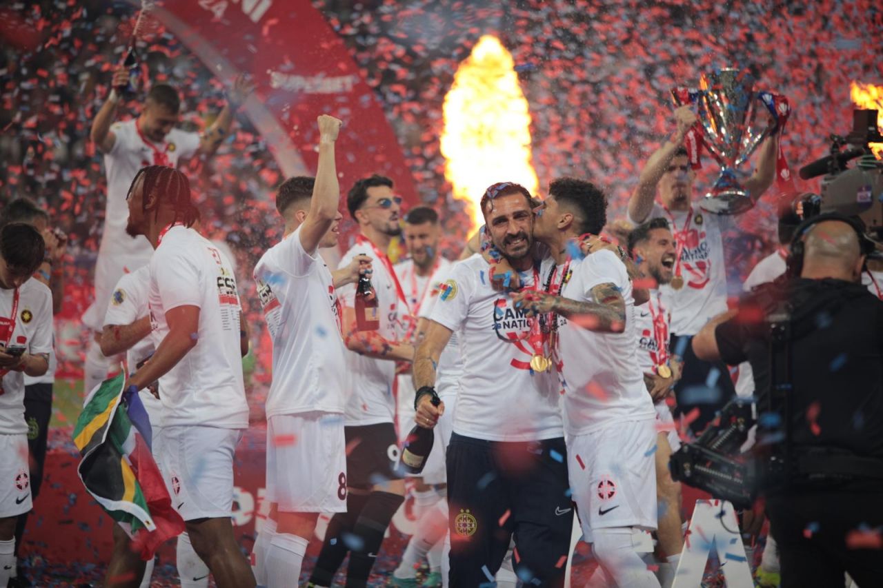 Cele mai tari imagini de la festivitatea de premiere a FCSB-ului! Fotbaliștii au ridicat, pe rând, trofeul Superligii deasupra capului_18