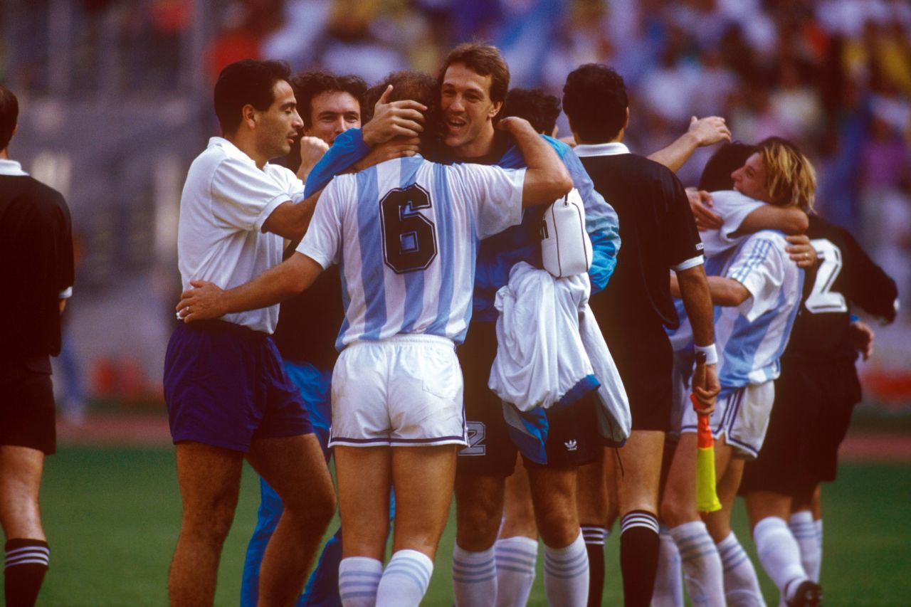 A murit fotbalistul vicecampion mondial cu Argentina care a fost adversarul României în meciul istoric din 1990!_2
