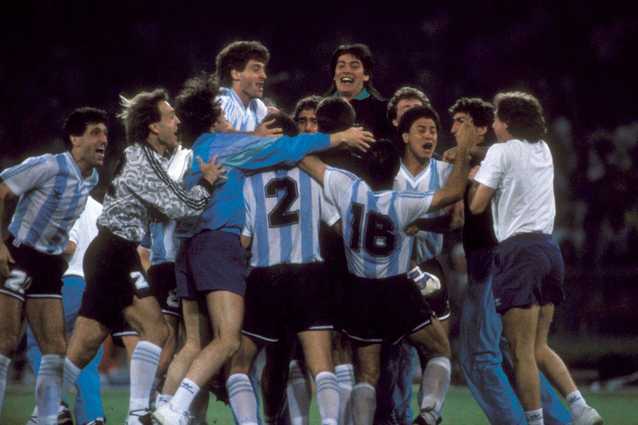 A murit fotbalistul vicecampion mondial cu Argentina care a fost adversarul României în meciul istoric din 1990!_3