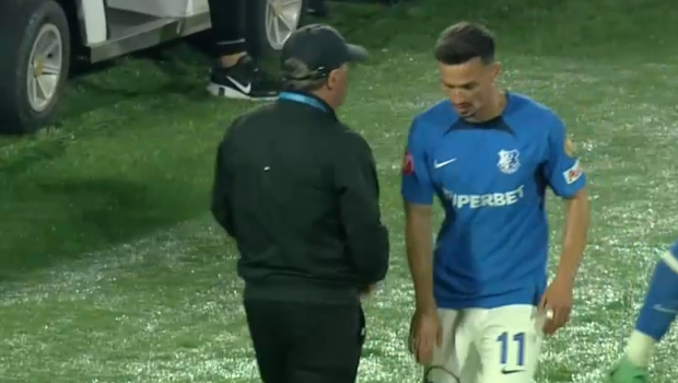 
	Ce moment! Cristi Ganea l-a ignorat complet pe Gică Hagi în timpul meciului CFR Cluj - Farul
