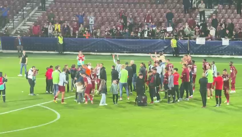 Fotbaliștii de la CFR au sărbătorit alături de fani victoria cu Farul + ce a făcut Dan Petrescu după fluierul de final_1