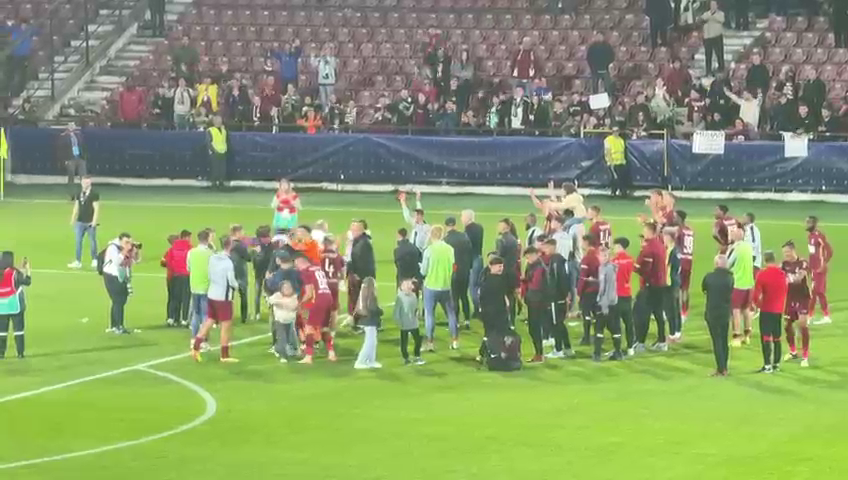 Fotbaliștii de la CFR au sărbătorit alături de fani victoria cu Farul + ce a făcut Dan Petrescu după fluierul de final_2