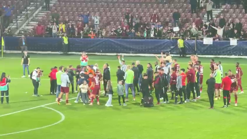 Fotbaliștii de la CFR au sărbătorit alături de fani victoria cu Farul + ce a făcut Dan Petrescu după fluierul de final_3