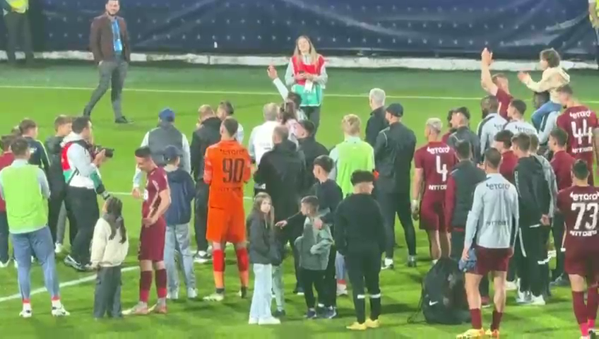 Fotbaliștii de la CFR au sărbătorit alături de fani victoria cu Farul + ce a făcut Dan Petrescu după fluierul de final_7