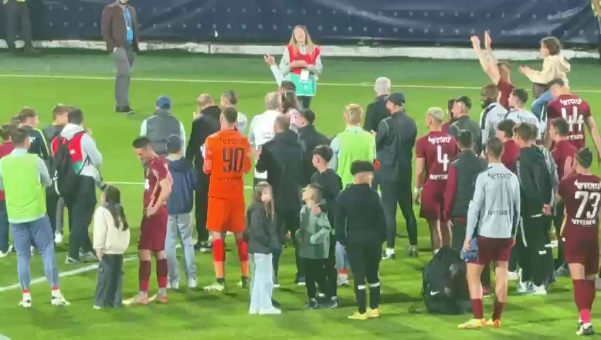 Fotbaliștii de la CFR au sărbătorit alături de fani victoria cu Farul + ce a făcut Dan Petrescu după fluierul de final_9