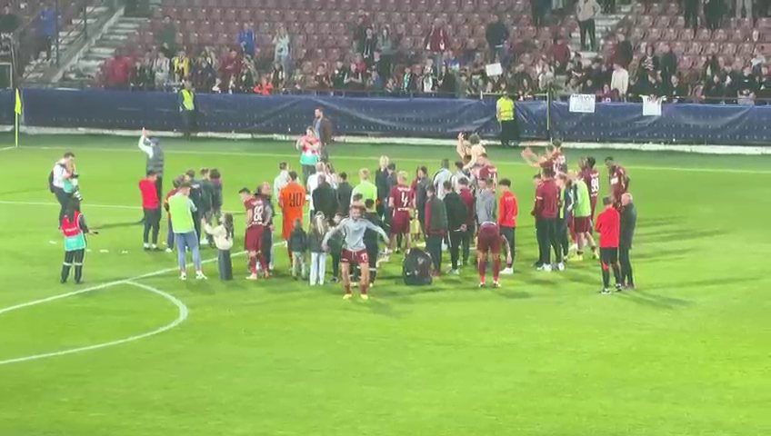 Fotbaliștii de la CFR au sărbătorit alături de fani victoria cu Farul + ce a făcut Dan Petrescu după fluierul de final_10